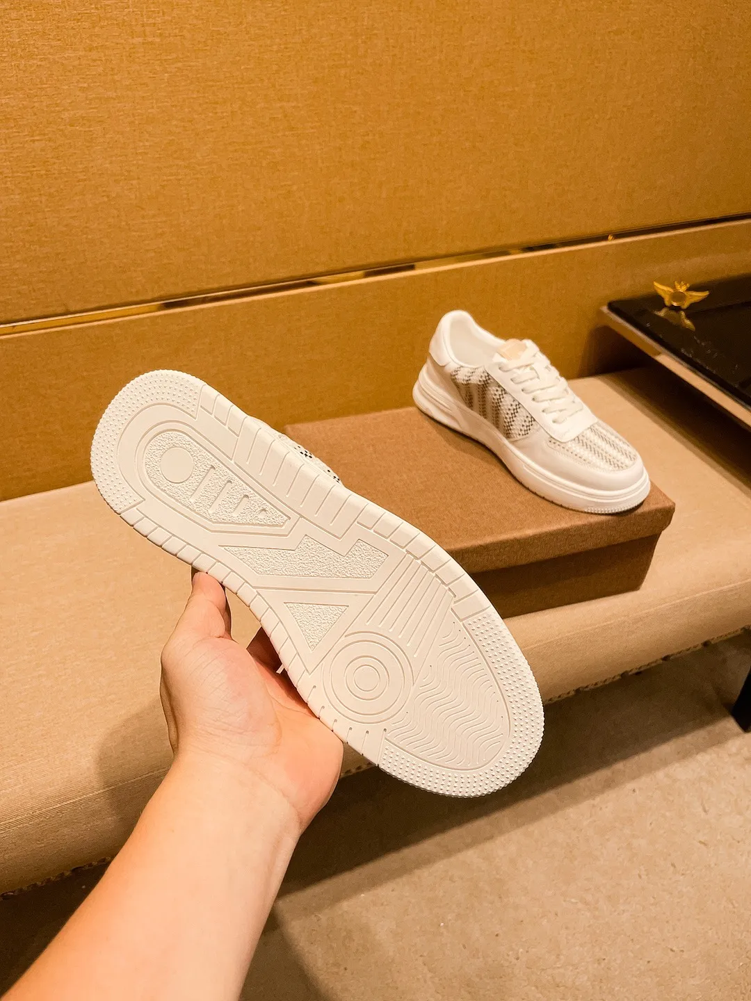 🚘🚘Factory batch 400💰【Dior】🔥Men's high-end brand of shoes official website 1:1 latest masterpiece: the upper is made of first-layer cowhide imported from Italy with a comfortable and breathable lining➕original non-slip and wear-resistant outsole🔥, making walking more convenient and comfortable! An exclusive new model, a stunning work, a beautiful 1:1 replica [color] compared to the official quality! Create a fashionable personality to set off your uniqueness! A must-have for trendy men! Classic 🔥Size: 38-44 Color: 🔥 2⃣️colors available🔥